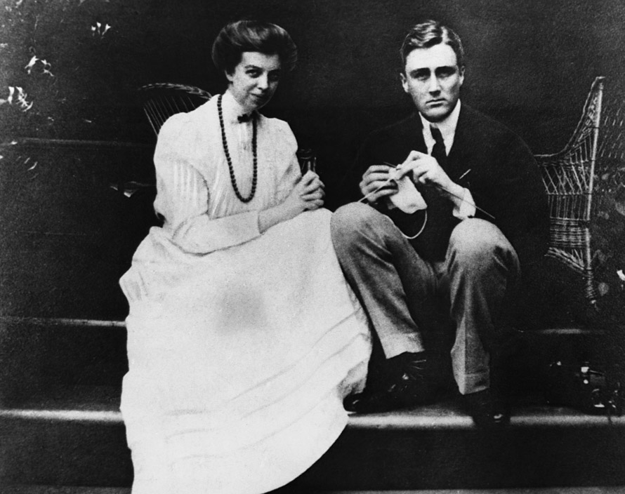 «Διάσημη είναι η φωτογραφία του νιόπαντρου Φραγκλίνου Ρούσβελτ να κρατάει στα χέρια του ένα μικροσκοπικό πλεκτό, σε μια απενοχοποιημένη εκδήλωση συντροφικότητας προς την ολόφρεσκη σύζυγό του Έλινορ, γνωστή μανιώδη πλέκτρια και προστάτιδα αγία τού ‘’πλέκειν για εθνικούς σκοπούς’’».