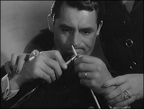 «Ο Κάρυ Γκραντ, ως γοητευτικός απατεώνας στην ταινία ‘’Ο πόνος του χωρισμού’’ (Mr. Lucky, 1943), πλέκει στα ταξί, πλέκει στον δρόμο, σοβαρός, αφοσιωμένος, με τα δάχτυλα να πετούν, φτάνοντας κάποια στιγμή να αναφωνήσει ‘’Μου έφυγε ο πόντος!’’»