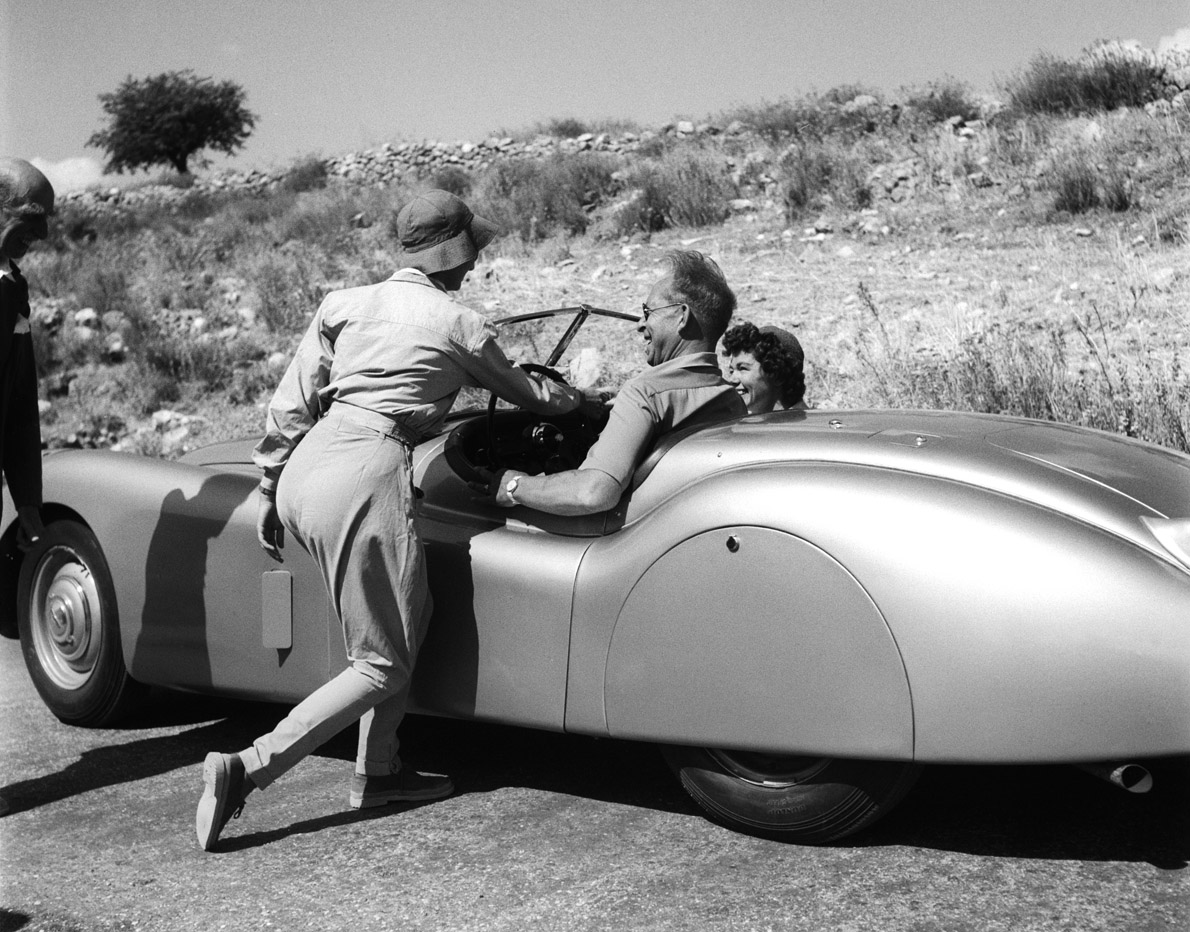 Το παρελθόν γοήτευε τον Νικόλαο Τομπάζη. Παύλος και Φρειδερίκη on the road στις Μυκήνες, 1952.