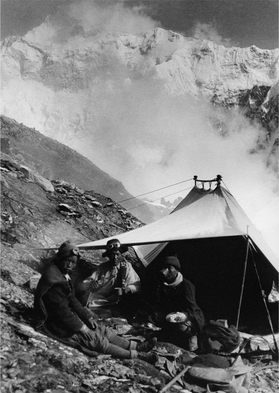 Ο καταυλισμός Β στο Guicha La, απο το φακό του Τομπάζη - στο βάθος το Μεγάλο Ανατολικό Σπιρούνι του Kangchenjunga (Σκίμ, 1925).