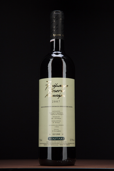 Το Reserve, το Επιλεγμένο όπως το λένε μερικοί, είναι ένδειξη πως αυτό το κρασί έχει ωριμάσει για πάνω από ένα χρόνο σε δρύινο βαρέλι και πολύ παραπάνω στην φιάλη.