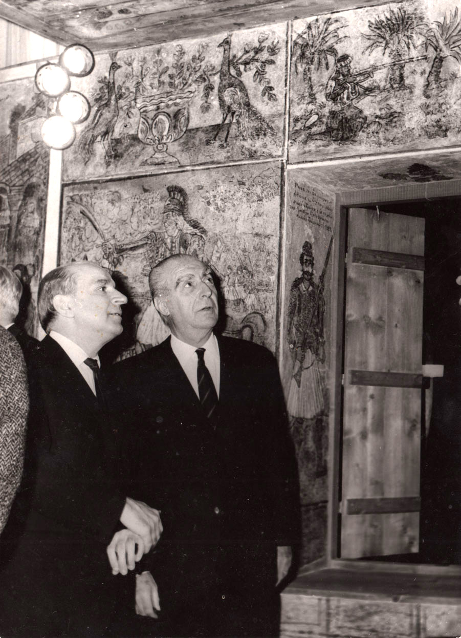 Ο Άγγελος Κατακουζηνός στα εγκαίνια του Μουσείου Θεόφιλου. Αύγουστος 1965 Φωτογραφία: katakouzenos.gr