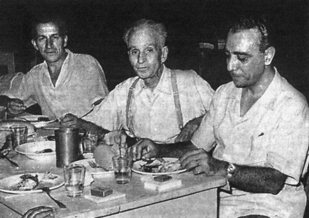 Από αριστερά ο κριτικός Μ. Παπαϊωάννου, Κώστας Βάρναλης, Στρατής Τσίρκας
