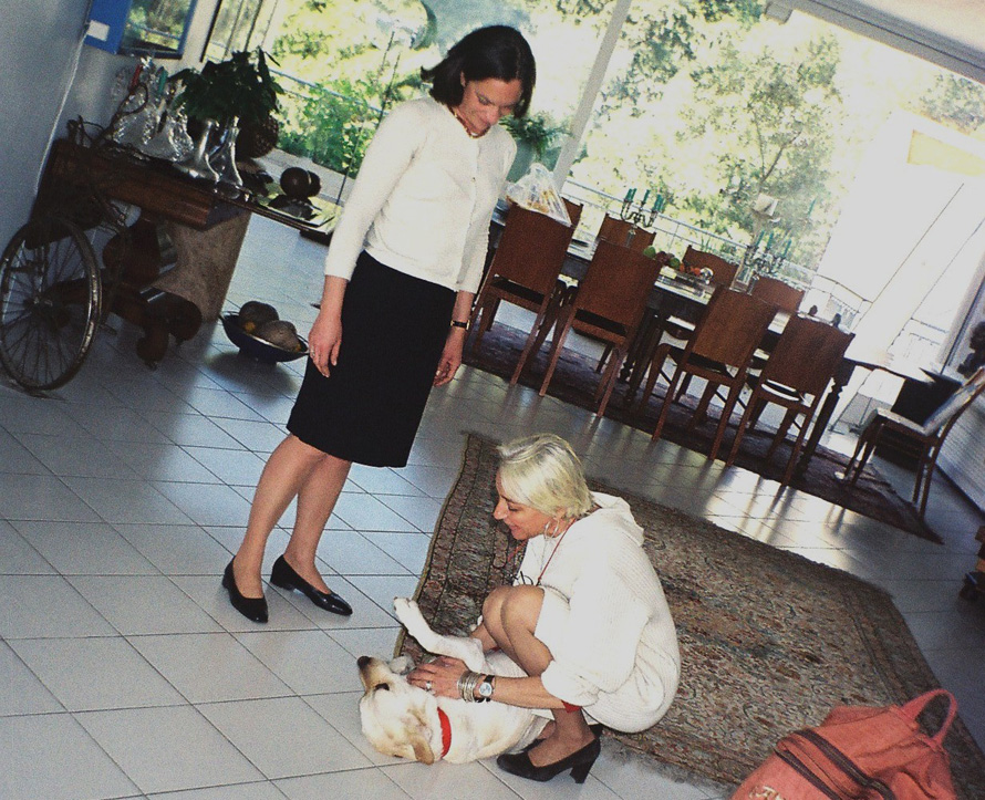 Με τη Λέτη Κρόκου και το αγαπημένο της σκυλί στο σπίτι της (φωτογραφία Σωτήρης Κακίσης).