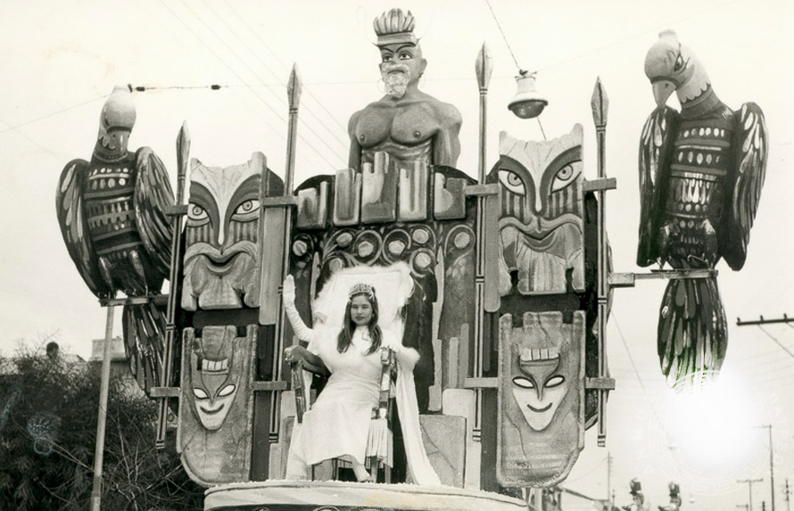 Η βασίλισσα του Καρναβαλιού στο άρμα της, δεκαετιά 1950. Φωτογραφία: Πατρινό Καρναβάλι/Δήμος Πατρέων